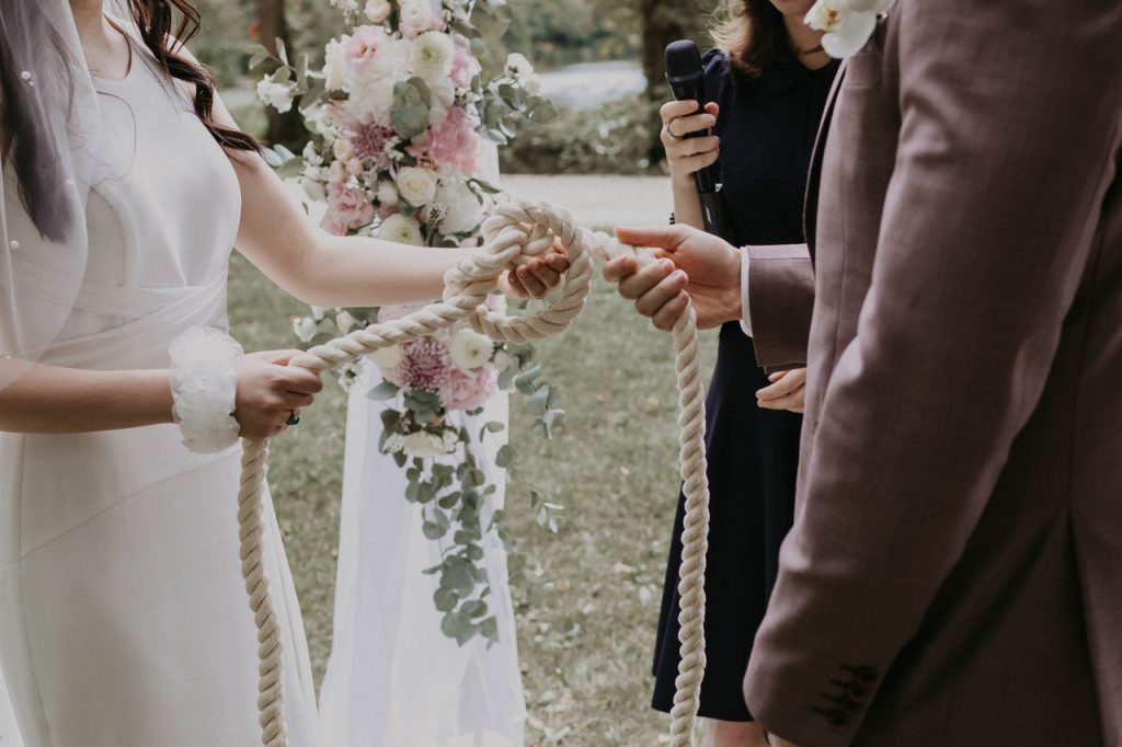 Freie Rednerin Tabea Wolf begleitet das Hochzeitspaar beim Handfasting-Ritual