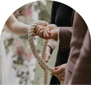 Freie Rednerin Tabea Wolf begleitet das Hochzeitspaar beim Handfasting-Ritual