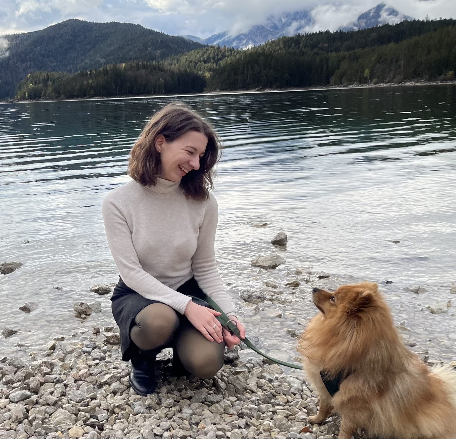 Tabea Wolf, freie Rednerin für Hochzeiten, mit Hund am See